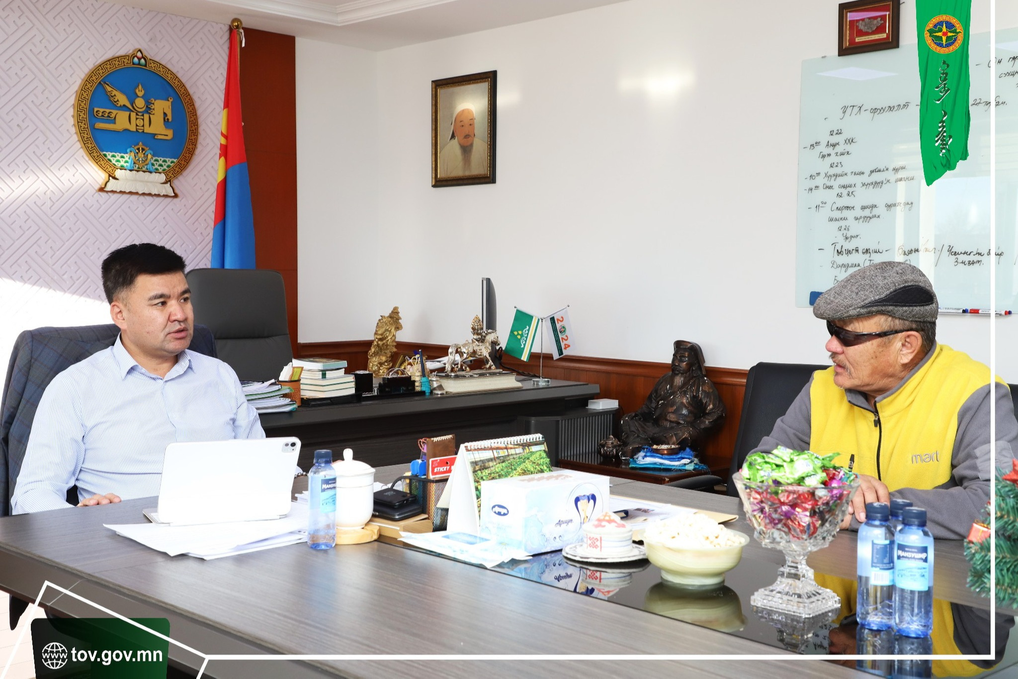 Төв аймгийн Засаг дарга 12 иргэнийг хүлээн авч уулзлаа